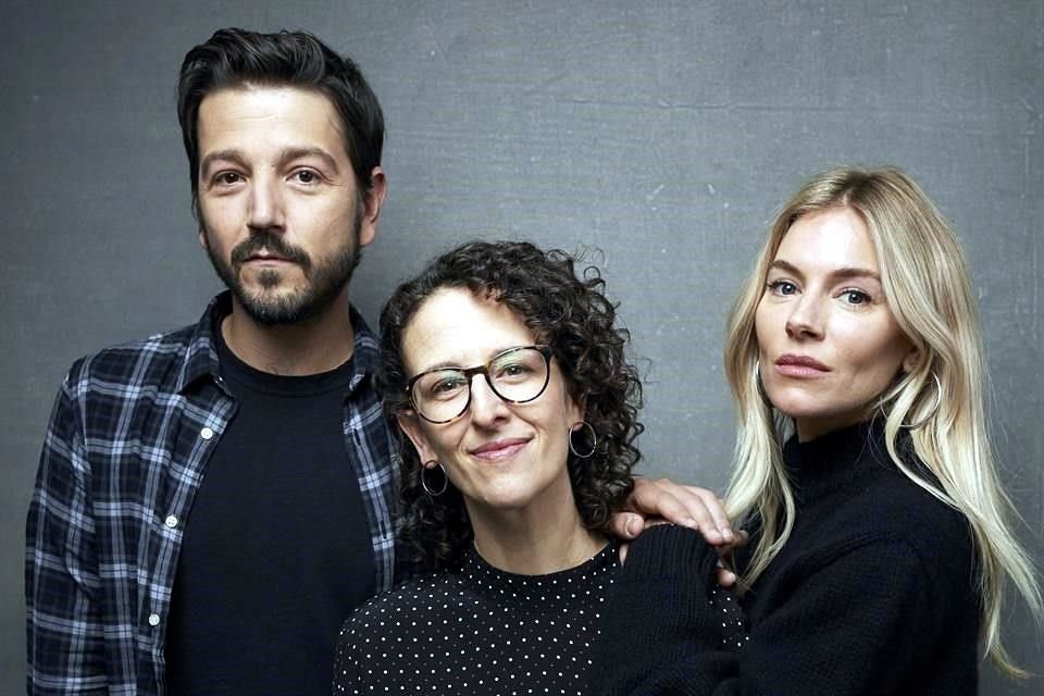 Diego Luna reflexiona sobre la muerte en su nueva cinta, 'Wander Darkly', que estelariza con Sienna Miller (der.) bajo la dirección de Tara Miele (centro).