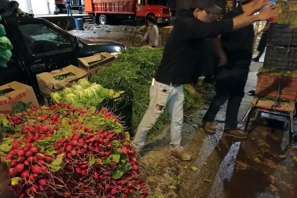 Mil toneladas de productos del campo que ofrecían informales han sido decomisadas durante los últimos tres años en el Mercado de Abastos.