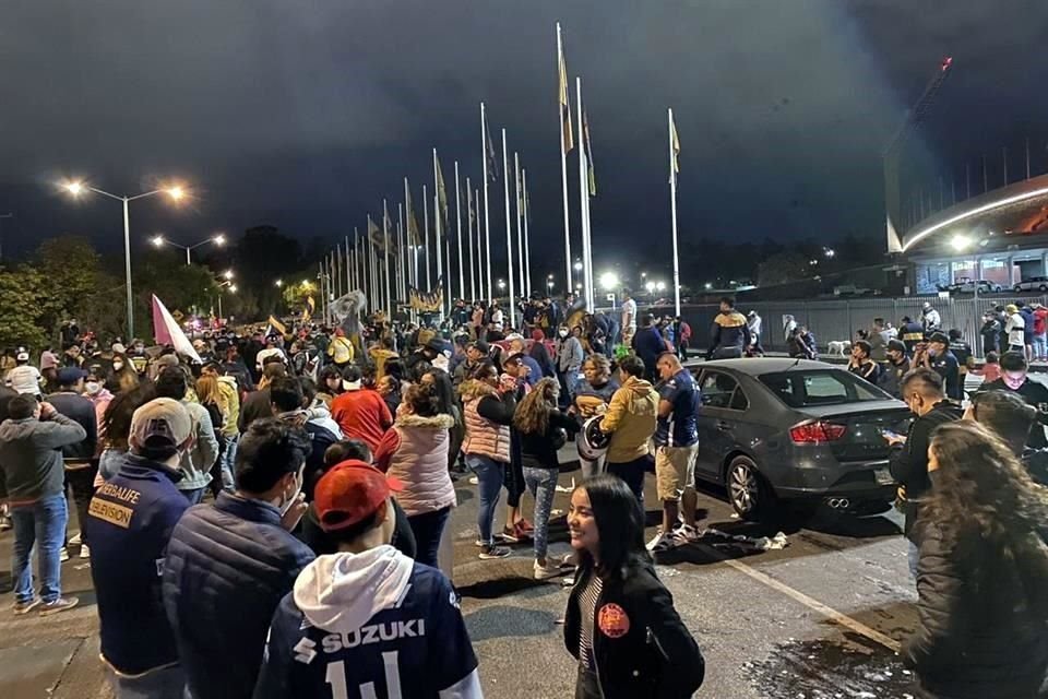 El grupo de animación de Pumas se comprometió a apoyar a su equipo desde casa.