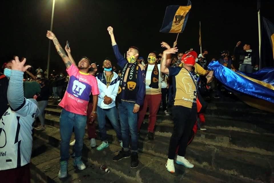 Los seguidores auriazules se congregaron en las astas de las banderas.
