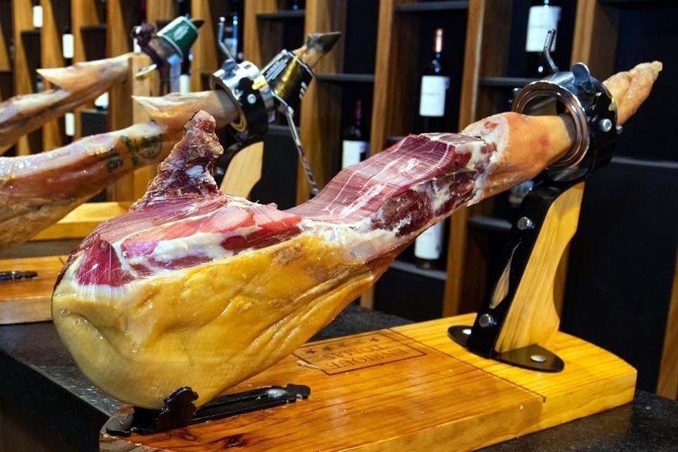 El jamón Ibérico está curado entre 14 a 36 meses.