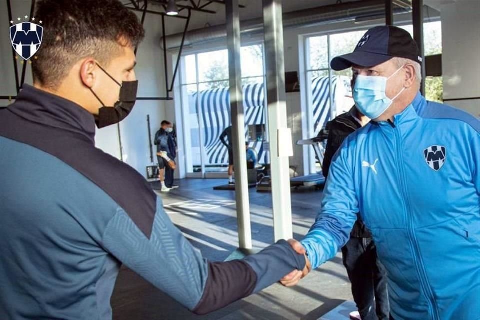 El nuevo timonel albiazul saludó a personal del club.