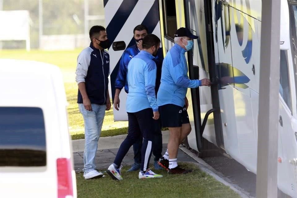 El 'Vasco' se dio tiempo para observar el autobús del equipo.