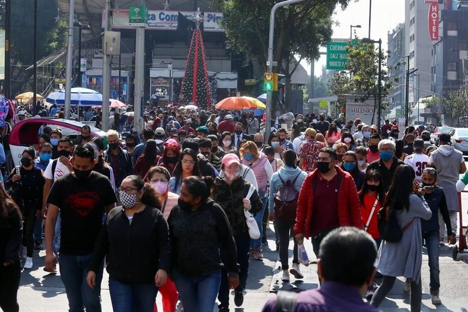 El cruce de José María Pino Suárez y José María Izazaga registra grandes aglomeraciones.