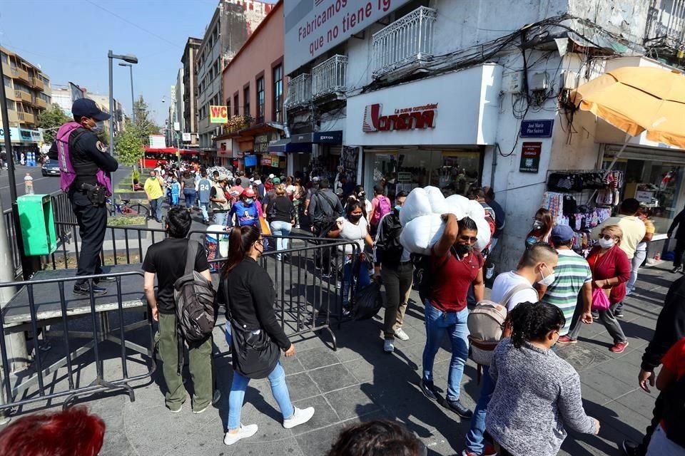 Las compras navideñas aumentaron el flujo de personas por las calles del primer cuadro de la Capital.