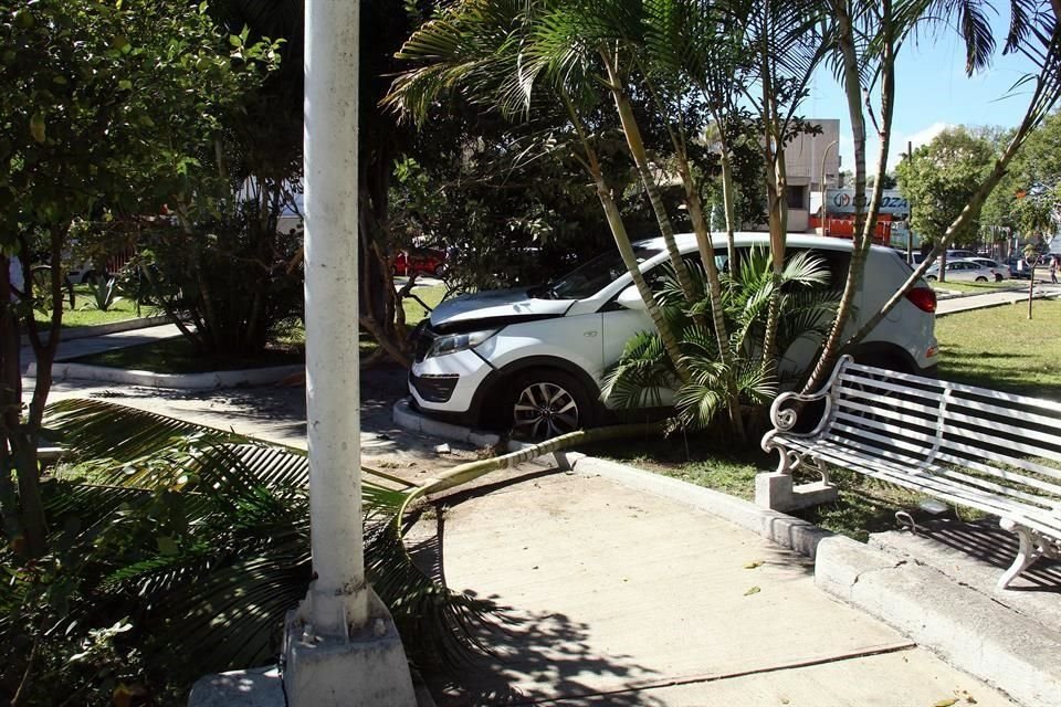 El tripulante de la camioneta abandonó el vehículo en el lugar.