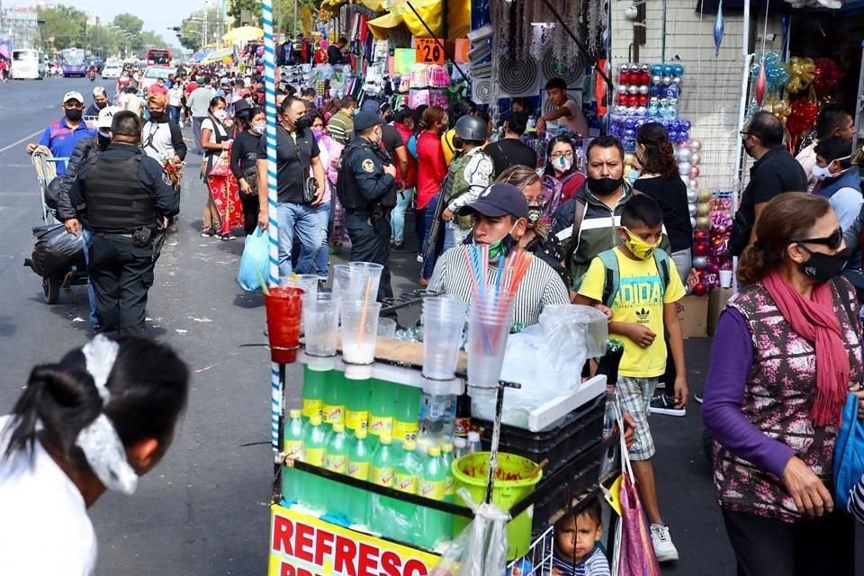 Capitalinos aglomeran el carril de contraflujo de Avenida Circunvalación, frente a La Merced.