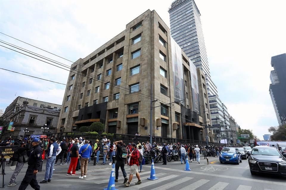 Una gran fila de personas se reúne en Eje Central para poder ingresar por 5 de Mayo.