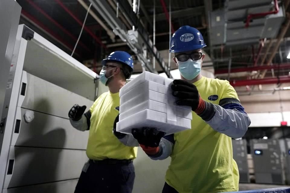 Inicialmente, mandos sanitarios de EU anunciaron que se aplicarán alrededor de 3 millones de dosis de la inyección de Pfizer, la cual arrojó un 95% de efectividad contra la cepa pandemica en los ensayos.