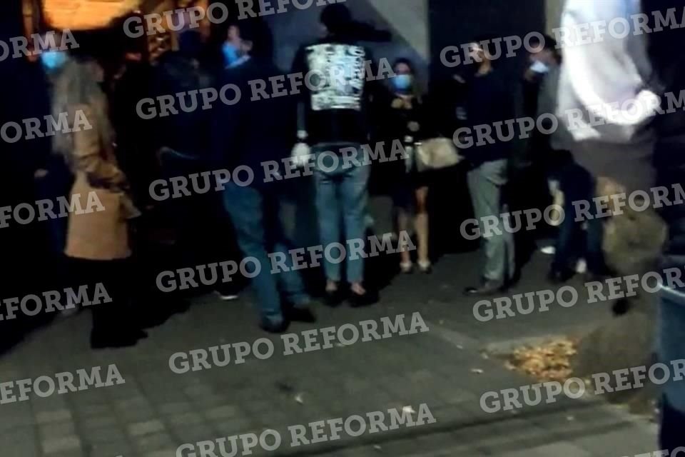En el lugar eran ofrecidas bebidas alcohólicas, un DJ amenizaba el momento y la mayoría de los asistentes eran de un alto poder adquisitivo.