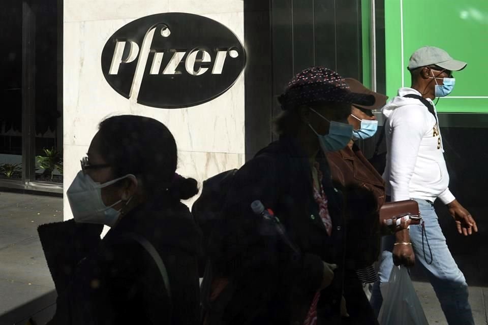 La vacuna desarrollada por Pfizer y BioNTech contra el Covid llegó a hospitales de Estados Unidos, donde se aplicará el medicamento a personal médico.