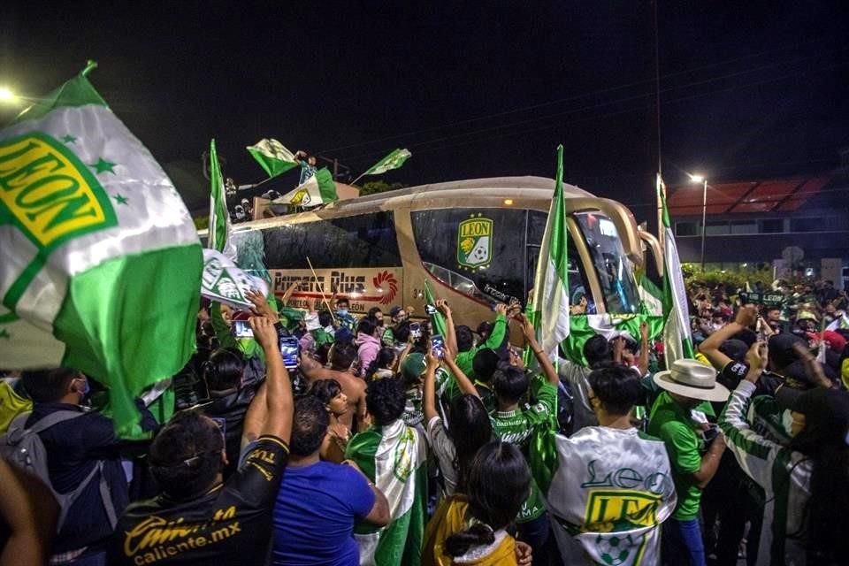 La afición se junto alrededor del camión del equipo para festejar el título.