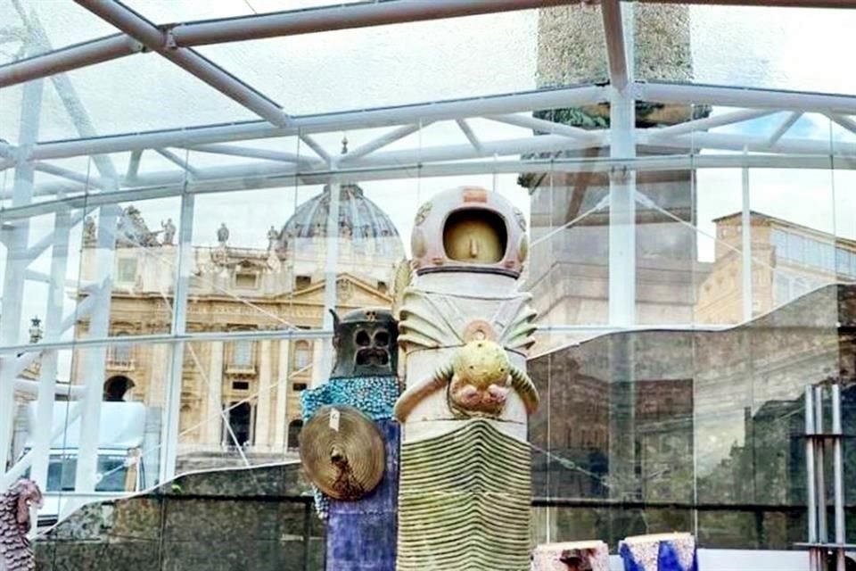 Esta figura que representa a un astronauta con la luna en sus manos es parte del Portal de Belén instalado en la Plaza de San Pedro.