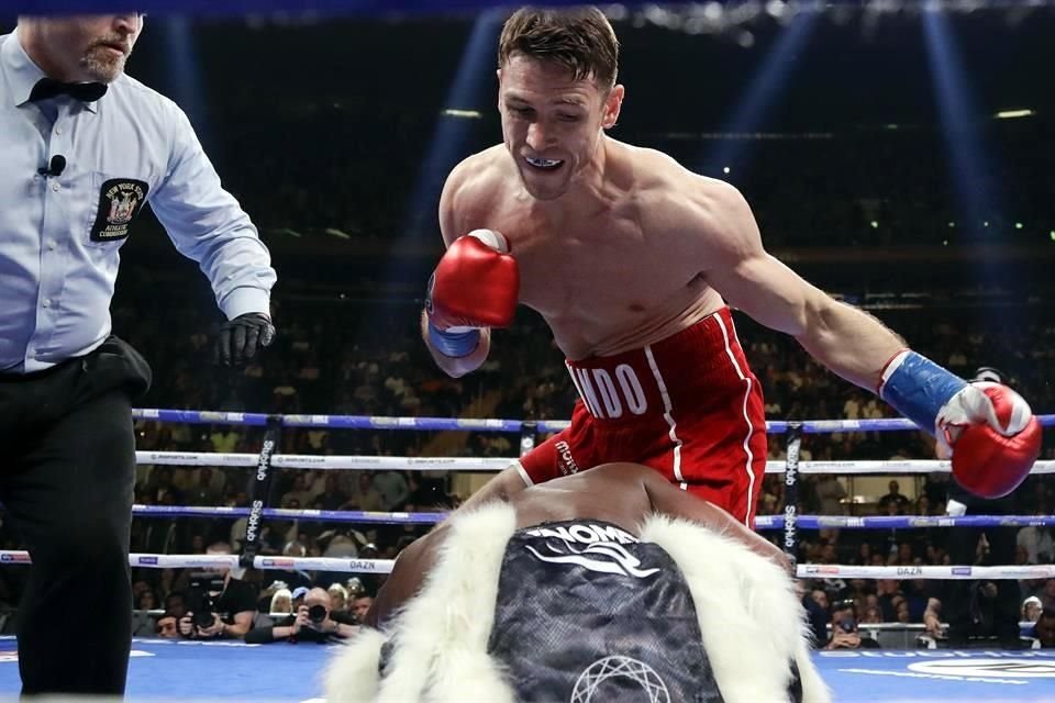 Smith es casi 18 centímetros (7 pulgadas) más alto que Saúl 'Canelo' Álvarez.