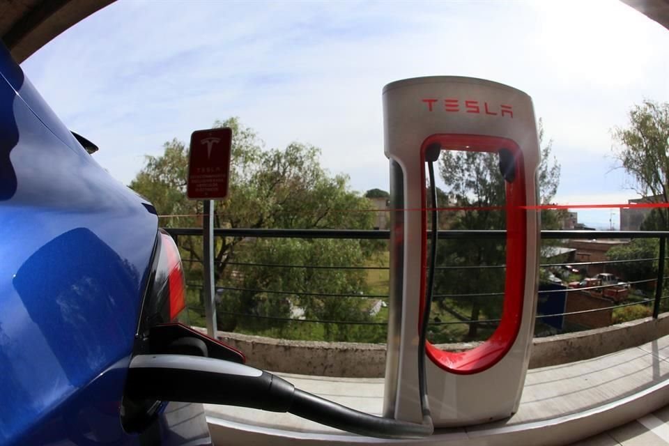 Actualmente un auto eléctrico cuesta el doble que uno de gasolina, además de que hay pocos lugares para cargarlos.