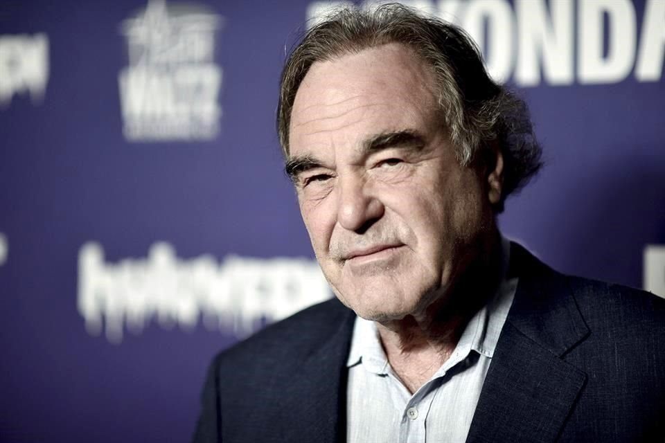 El cineasta Oliver Stone se aplicó la vacuna rusa contra la Covid-19 y no tiene preocupaciones sobre posibles complicaciones.