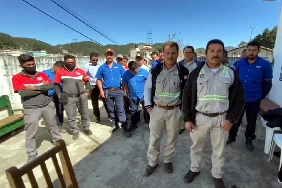 Dos hombres con camisas que tienen el logotipo de la CFE piden que el Gobierno del Estado cumpla los compromisos que hizo con la comunidad.