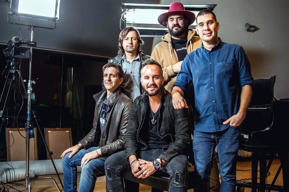 La banda regia fue galardonada por las ventas de su álbum 'Camino a Encontrarte'.