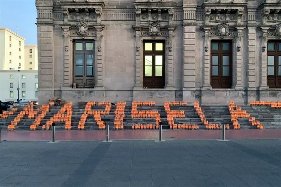A manera de homenaje, con veladoras fue colocado el nombre de la activista en las escalinatas del Palacio de Gobierno de Chihuahua.