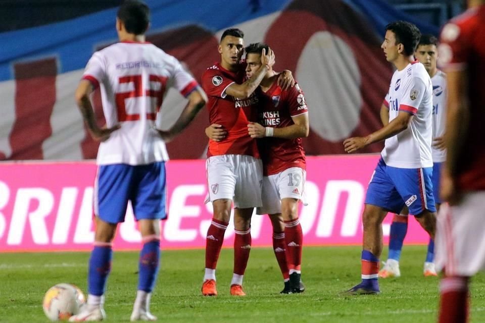 Rafael Santos Borré (19) logró un hat-trick en el partido.