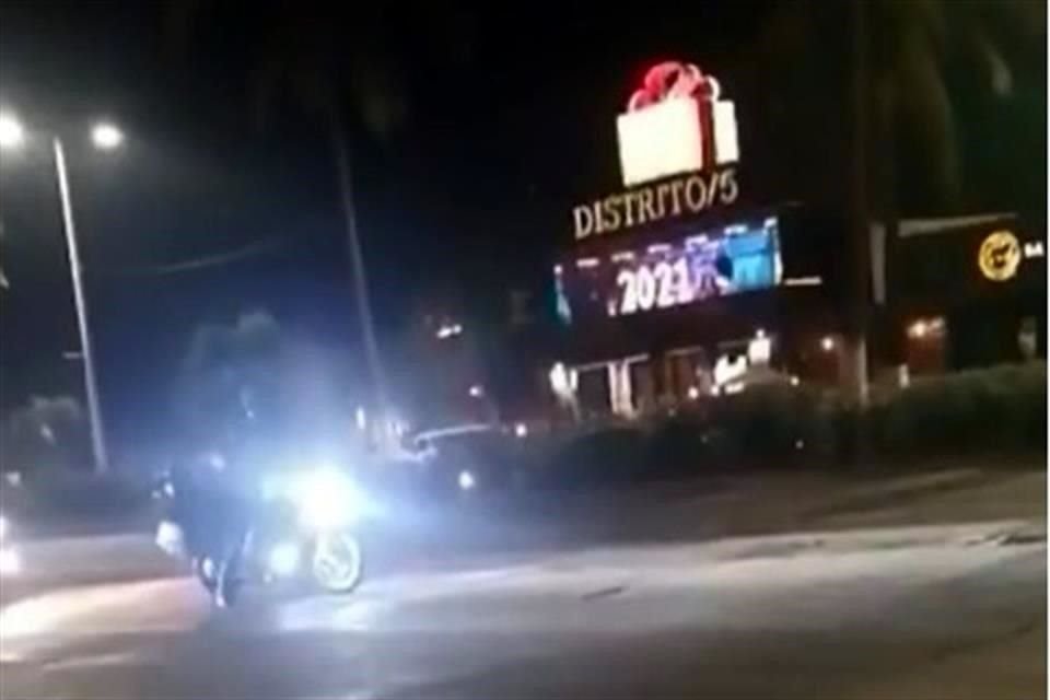 Circula en redes un video del bar, donde se escuchan balazos presuntamente, del momento del ataque a Sandoval.