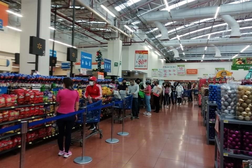 En algunos supermercados, como Walmart, también se registraron largas al filas al pagar.