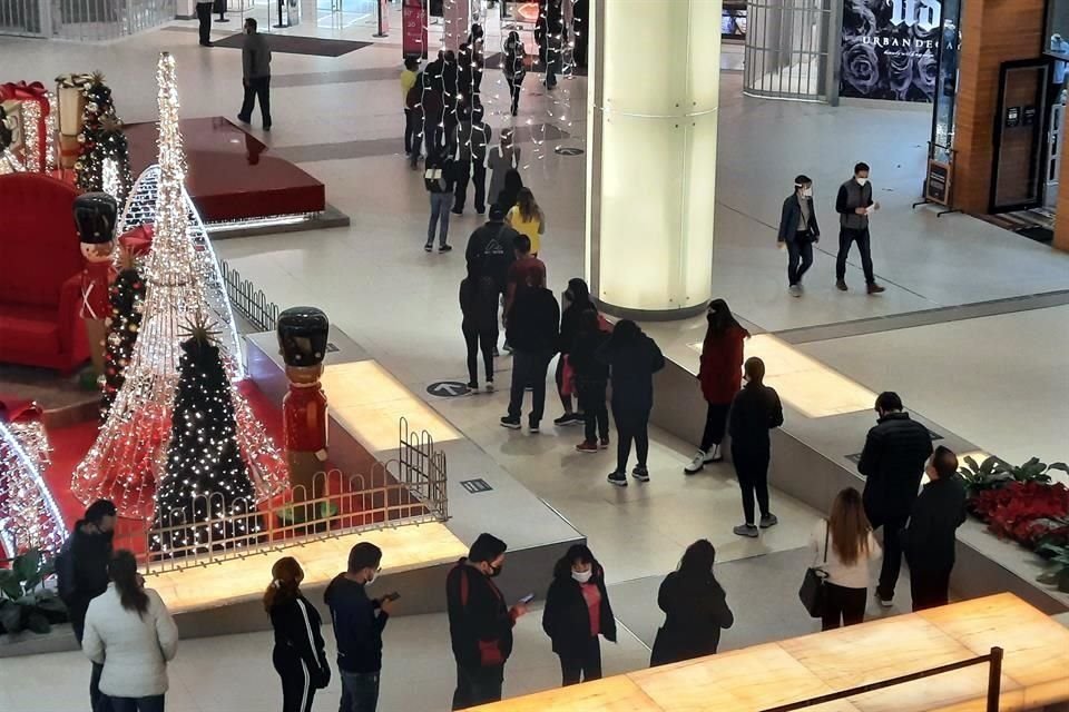 En Galerías Monterrey había largas filas para entrar a negocios, como Liverpool.