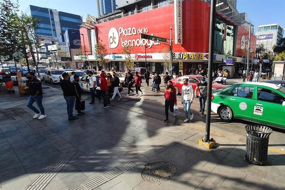 Los regios acudieron desde temprano para las compras, ante la reapertura de comercios este fin de semana.