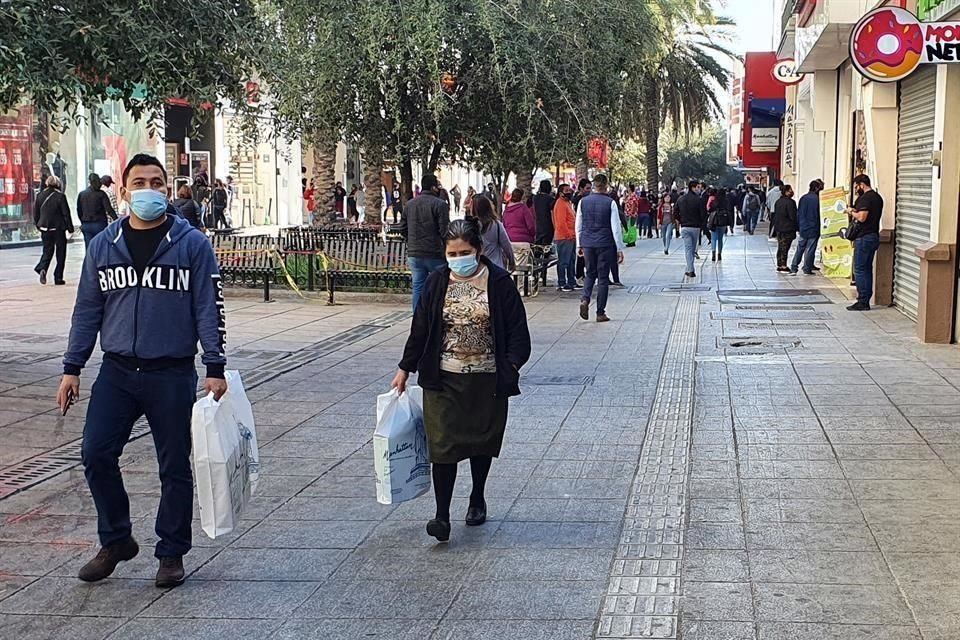 Ciudadanos realizaron compras navideñas en distintas zonas del área metropolitana.