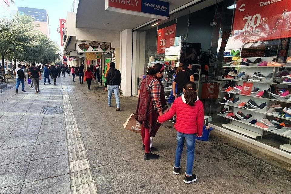 En Plaza México, Plaza de la Tecnología, Interplaza, Del Sol, Liverpool y otras más lucían con pasillos repletos de gente.