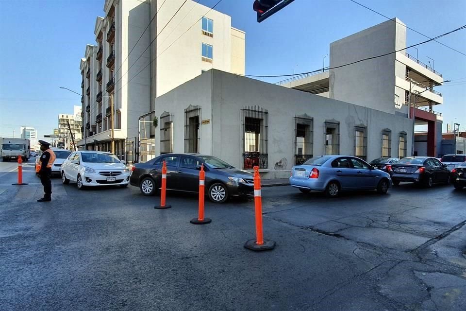Las entre calles del Centro lucieron llenas de vehículos que le sacaron la vuelta a los estacionamientos de cobro.