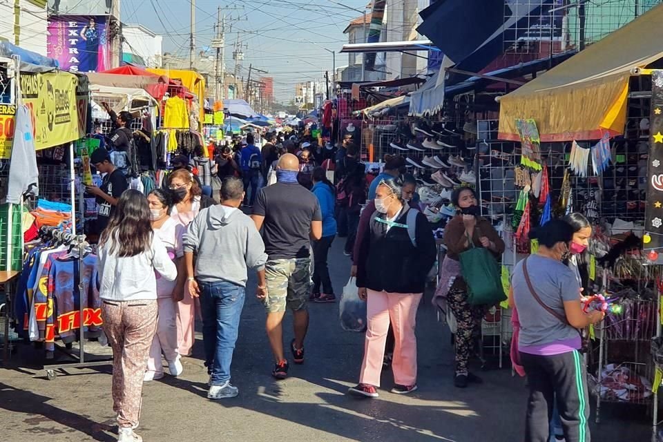 Comerciantes formales e informales apresuran la apertura ante la cantidad de gente que ya se acumuló en las calles.