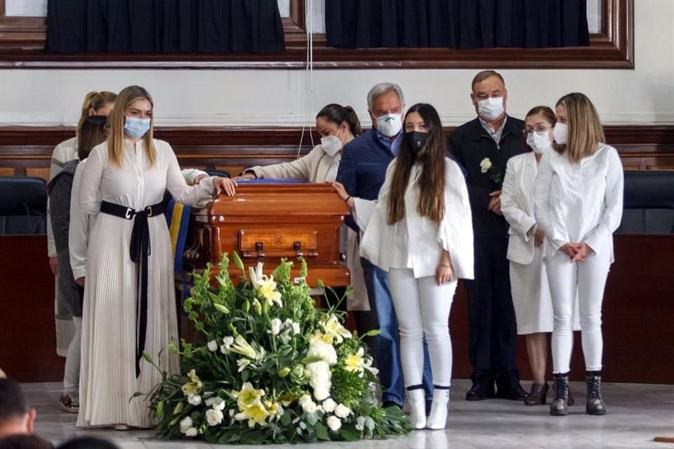 Familiares de Aristóteles Sandoval en la guardia de honor en el Ayuntamiento de Guadalajara. A la izquierda, Lorena Arriaga, su esposa.