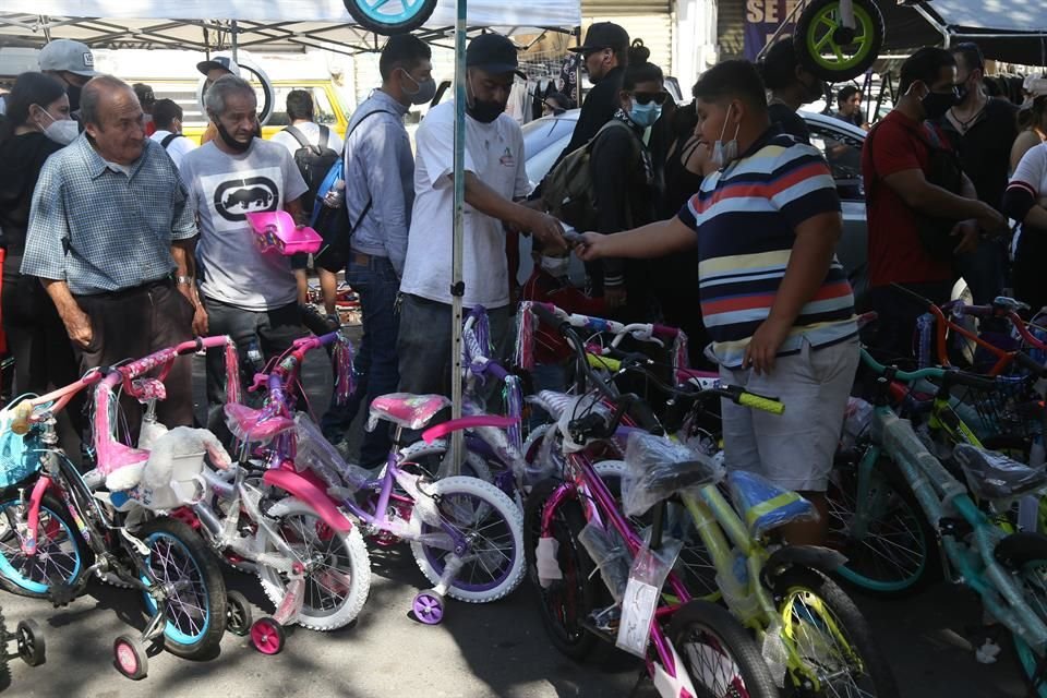 El tianguis de El Baratillo lució abarrotado a 5 días de navidad, debido a las compras de último minuto que realizaron algunos tapatíos.