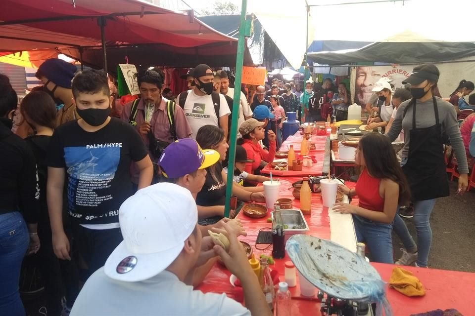 En la zona se observó a varias personas sin cubrebocas, o usándolo mal.