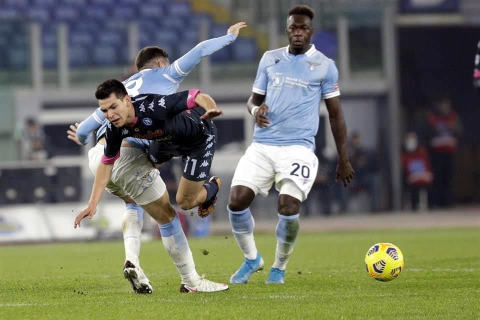 Hirving Lozano fue maltrtado por los defensores de la Lazio.