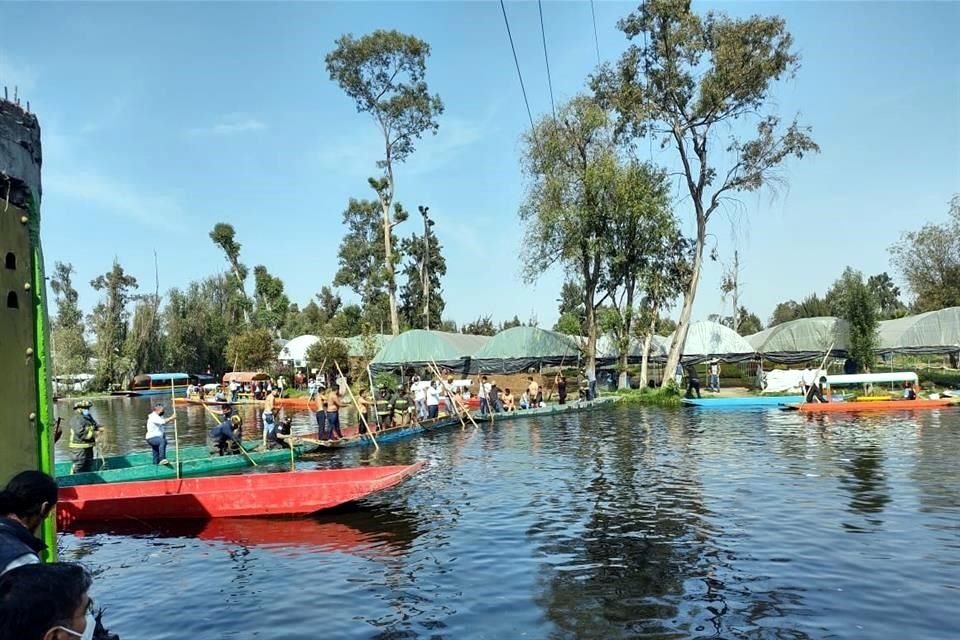 Raúl, de 26 años, traía al pequeño Osaid en brazos cuando saltó hacia el agua sumergiéndose en ella, tiempo después salió y se fue, pero sin el niño.