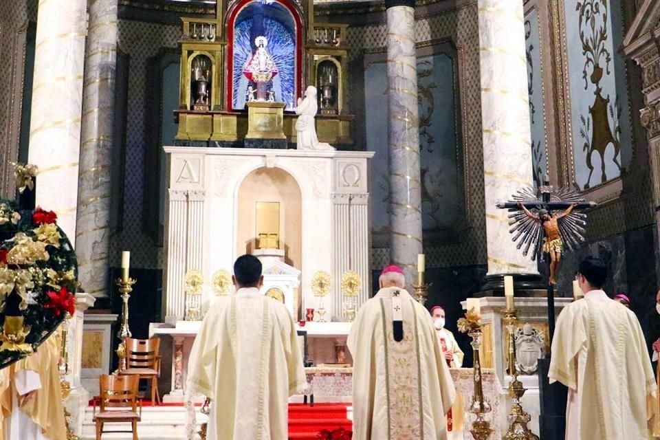El Arzobispo Rogelio Cabrera López durante una misa que concelebró en la Basílica de Nuestra Señora del Roble.