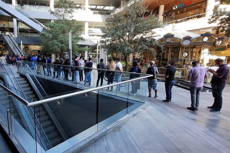 En Paseo La Fe, unas 250 personas fueron vistas haciendo fila para entrar al centro comercial ayer por la tarde.