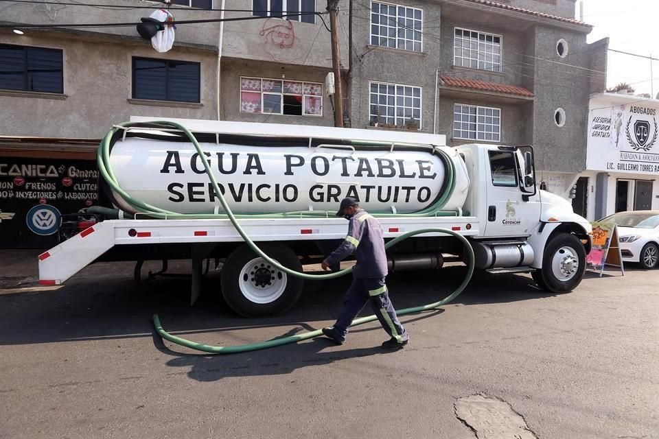 A través de pipas la Alcaldía Coyoacán proporciona agua a colonias donde falla el servicio.