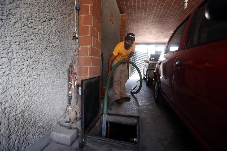 'Nos mandaron una pipa, (el agua) bien sucia, bien amarillenta con mucha tierra y nos salió salpullido', mencionó afectada.