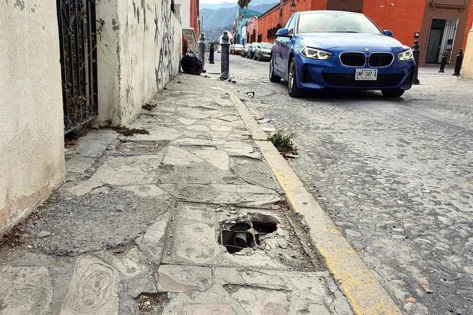 En Mina y Abasolo, los daños de un registro representan un peligro para los peatones.