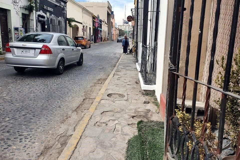 Lo angosto de las banquetas complican el paso de los transeúntes en calles como en Padre Mier y Diego de Montemayor.