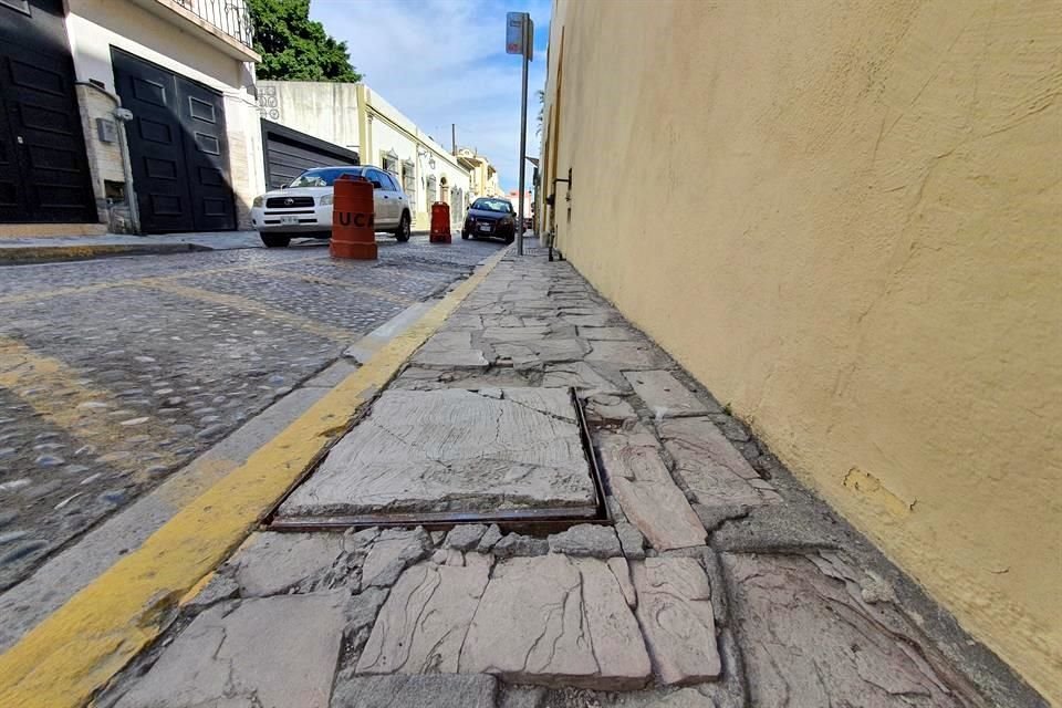 En las banquetas de Diego y Mina, las irregularidades salen al paso de quienes caminan por ahí.