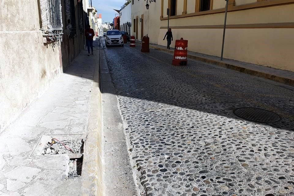 En las banquetas de Diego y Mina, las irregularidades salen al paso de quienes caminan por ahí.