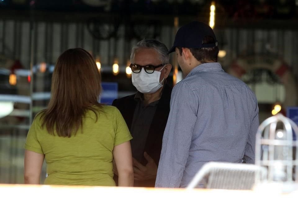 Elementos de la Fiscalía levantaron ayer nuevos indicios en el bar Distrito 5 donde asesinaron al ex Gobernador Aristóteles Sandoval.
