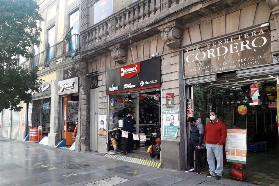 En el Centro, diversas ferreterías mantienen sus puertas abiertas a los clientes con medidas sanitarias.