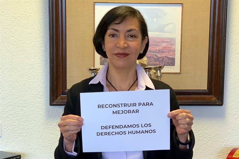 Marcelo Ebrar felicitó a la funcionaria.
