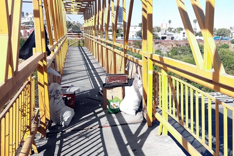 El puente peatonal de Morones Prieto y Baja California, en la Colonia Independencia, conduce al lecho del Río Santa Catarina.