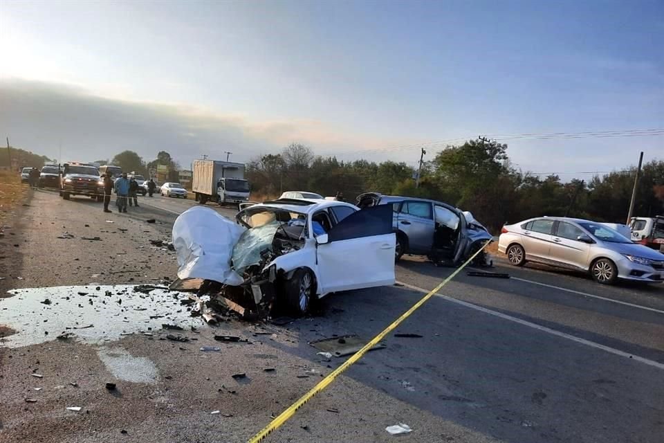 El fallecido quedó a bordo de un auto Jetta.
